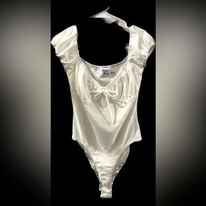 Ivory bodysuit, cap puff sleeve, v-neck size Medium